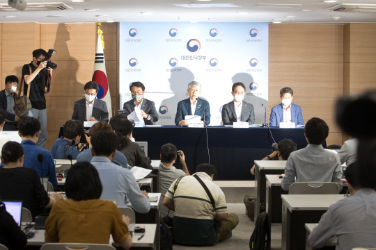 최기영 과기정통부 장관이 15일 오전 서울 정부서울청사에서 디지털 뉴딜 사업계획 관련 브리핑을 하고 있다. 왼쪽부터 김헌주 보건복지부 보건의료정책관, 윤종인 행정안전부 차관, 최기영 장관, 박선호 국토교통부 제1차관, 권대수 중소벤처기업부 소상공인정책관.   과기정통부 제공